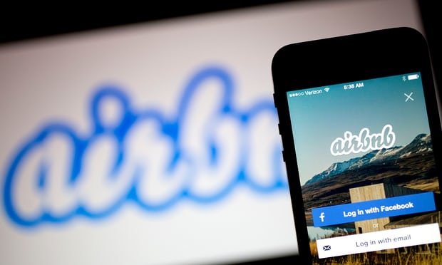 Airbnb, dịch vụ chia sẻ nhà ở của Mỹ, chỉ đóng 92.944 euro tiền thuế cho Pháp khiến EU phẫn nộ. Ảnh: The Guardian