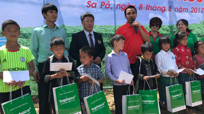 MC Quyền Linh (áo đỏ) phát biểu khi tặng quà cho các em nhỏ ở xã Sa Pả, huyện Sa Pa, Lào Cai