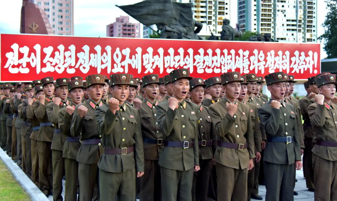 Lực lượng thuộc Bộ An ninh nhân dân Triều Tiên tập hợp ở Bình Nhưỡng thể hiện tinh thần quyết chiến trong ngày 10-8 - Ảnh: REUTERS
