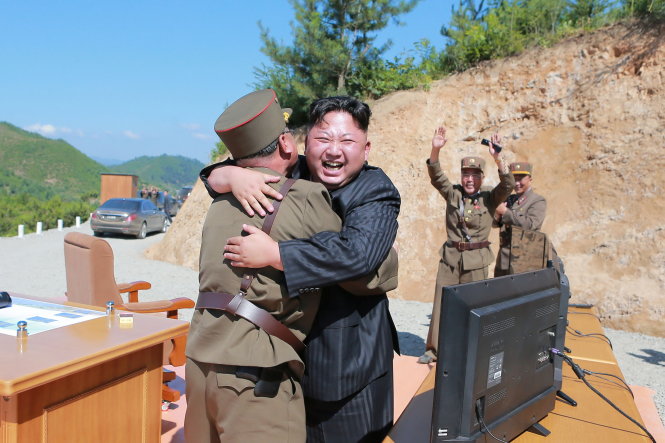 Lãnh đạo Triều Tiên Kim Jong Un chia vui cùng các tướng lĩnh sau vụ phóng thành công tên lửa liên lục địa - Ảnh: REUTERS