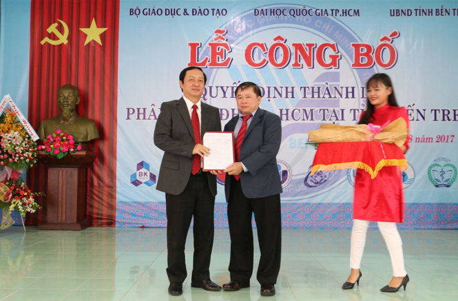 Thứ trưởng bộ GD&ĐT Bùi Văn Ga trao quyết định đồng ý cho ĐHQG TP.HCM thành lập phân hiệu đầu tiên cả nước  tại Bến Tre - Ảnh: CHÂU THÀNH