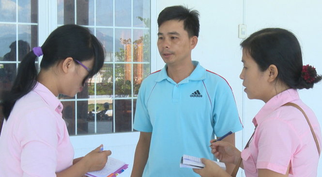 Thầy Trần Tấn Song (giữa), một trong 51 giáo viên vừa bị UBND huyện Tây Hòa cắt hợp đồng, bức xúc khi trả lời phóng viên về vụ việc - Ảnh: HÀ KIỀU MY