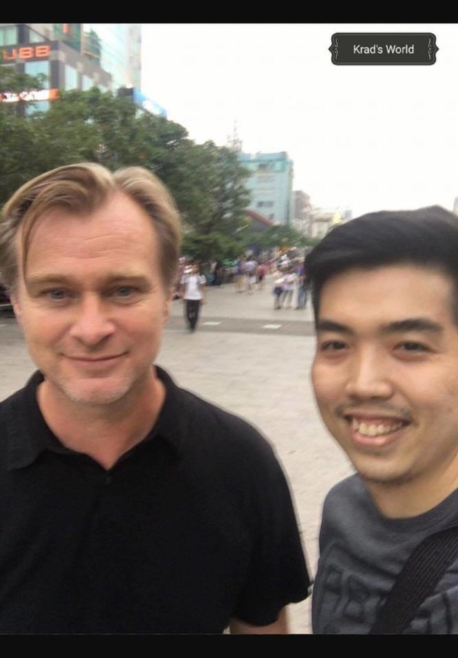 Một người chụp selfie cùng Christopher Nolan tại một địa điểm rất giống phố đi bộ Nguyễn Huệ, Q.1 - Ảnh: FB Mê Phim