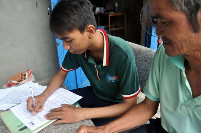 Nguyễn Lĩnh viết thư đề đạt nguyện vọng gửi đến báo Tuổi Trẻ mong nhận được học bổng “Tiếp sức đến trường” - Ảnh: ĐÔNG HÀ