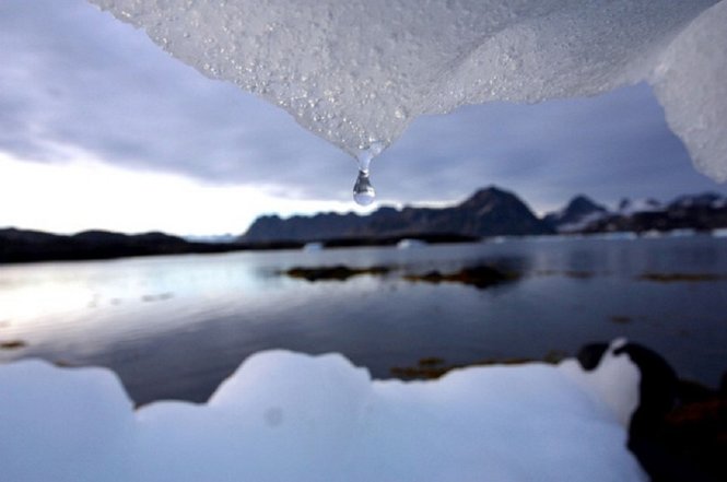Sự ấm lên toàn cầu khiến băng tan mạnh ở Bắc cực và Nam cực -Ảnh: REUTERS