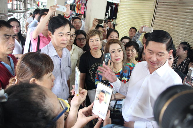 Tiểu thương Trung tâm thương mại - dịch vụ An Đông hướng dẫn ông Trần Vĩnh Tuyến, phó chủ tịch UBND TP.HCM, đi khảo sát tại trung tâm - Ảnh: MAI HOA