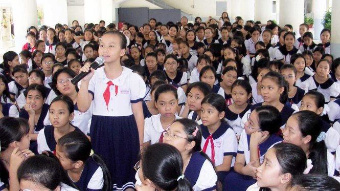 Học sinh phát biểu tại một tiết học về giáo dục giới tính, phòng chống xâm hại trẻ em ở Trường tiểu học Nguyễn Bỉnh Khiêm, Q.1, TP.HCM - Ảnh: H.H.