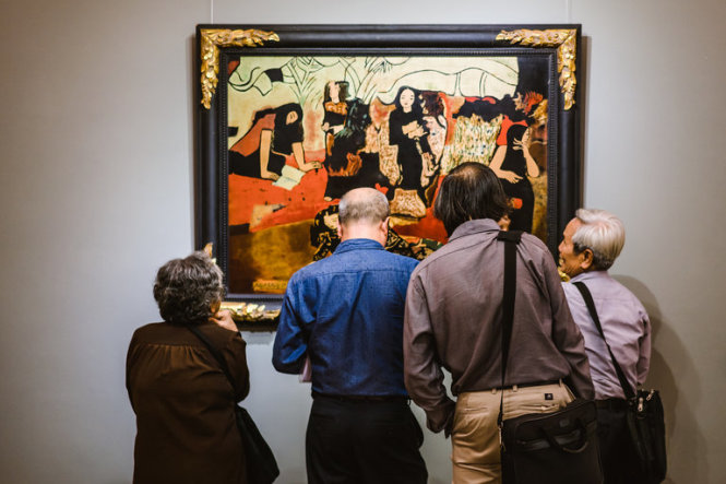 Các chuyên gia xem xét bức Vườn chuối tại triển lãm 'Những bức tranh trở về từ châu Âu' ở Bảo tàng Mỹ thuật TP.HCM năm 2016 - Ảnh: The New York Times