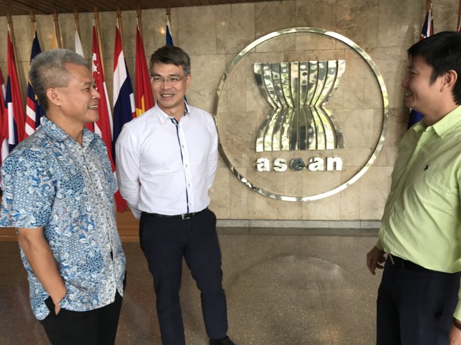 Ông Trần Đông Phương (bìa trái), ông Nguyễn Sơn Ngọc (giữa) và anh Phạm Mạnh Hà trao đổi tại sảnh trụ sở Ban thư ký ASEAN - Ảnh: LÊ NAM