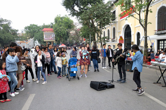 Các hoạt động văn nghệ đàn hát tại phố đi bộ Hà Nội vào dịp cuối tuần - Ảnh: T.T.D.