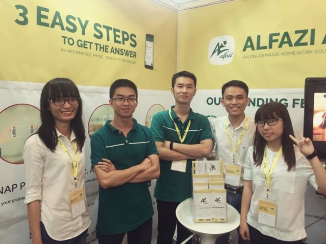 Cao Thanh Hải (thứ hai từ trái sang) cùng bạn bè trong một cuộc thi về startup - Ảnh: T.H.