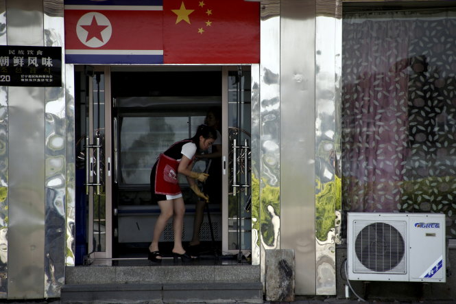Nữ nhân viên người Triều Tiên làm vệ sinh cho nhà hàng Triều Tiên tại Đan Đông, tỉnh Liêu Ninh - Ảnh: REUTERS