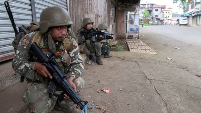 Binh sĩ Philippines liên tục đối mặt giao chiến với khủng bố ở miền nam nước này thời gian qua - Ảnh: REUTERS