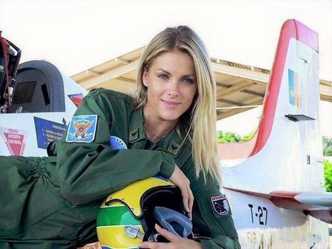 Người đẹp được giới thiệu là đại úy phi công Nga Balislava thực ra lại là người mẫu Brazil - Ảnh: Truthcdm
