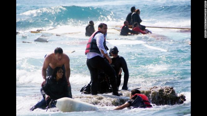 Người dân và lực lượng cứu hộ Hi Lạp cứu vớt người tị nạn châu Phi khi con tàu của họ bị chìm ngoài khơi đảo Rhodes tháng 4-2015 - Ảnh: AFP