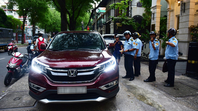 Hàng loạt ô tô đậu trên đường Phùng Khắc Khoan bị lập biên bản xử lý - Ảnh: HỮU THUẬN