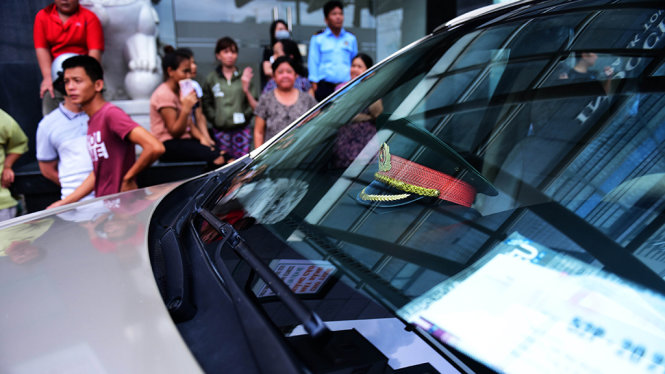 Chiếc xe 7 chỗ có mũ quân đội bị xử phạt khi đậu trên vỉa hè đường Nguyễn Đình Chiểu,Q.1 - Ảnh: HỮU THUẬN