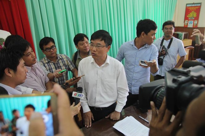 Ông Nguyễn Mạnh Thắng - phó Tổng cục trường Tổng cục Đường bộ Việt Nam (Bộ GTVT) - trả lời báo chí các vấn đề xung quanh trạm thu phí Cai Lậy sáng 14-8 - Ảnh: MẬU TRƯỜNG