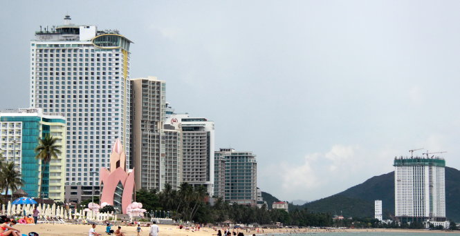 Bên bờ biển Nha Trang, mật độ xây dựng các nhà cao tầng có căn hộ condotel đã dày đặc - Ảnh: TR.TÂN