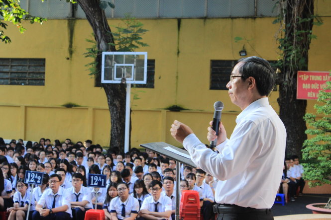 Nguyễn Duy Tuyển, hiệu trưởng Trường THPT Trần Khai Nguyên (Q.5, TP.HCM) dặn dò học sinh trong buổi sinh hoạt dưới cờ đầu tiên của năm học mới - Ảnh: PHƯƠNG NGUYỄN