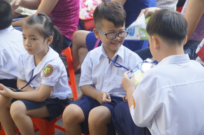 Học sinh lớp 1 vui vẻ làm quen bạn mới trong ngày tựu trường tại Trường tiểu học Hồ Văn Huê, Phú Nhuận - Ảnh: HUỆ LÂM