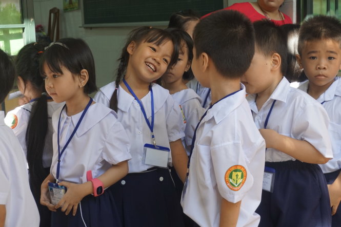 Giáo viên hướng dẫn học sinh lớp 1 tham quan Trường tiểu  học Hồ Văn Huê, quận Phú Nhuận - Ảnh: HUỆ LÂM