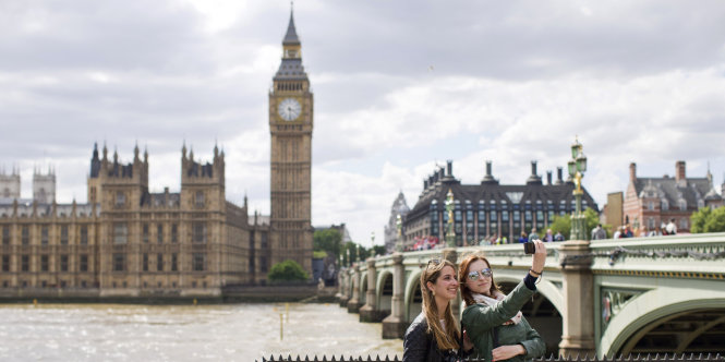 Du khách đến London thường không quên chụp ảnh lưu niệm với tháp chuông nổi tiếng - Ảnh: AFP