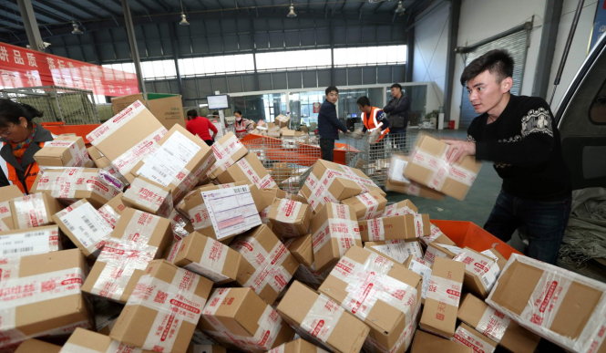 Các công nhân ở thành phố Liên Vân Cảng (Trung Quốc) sắp xếp hàng để giao cho khách mua sắm qua mạng - Ảnh: AFP