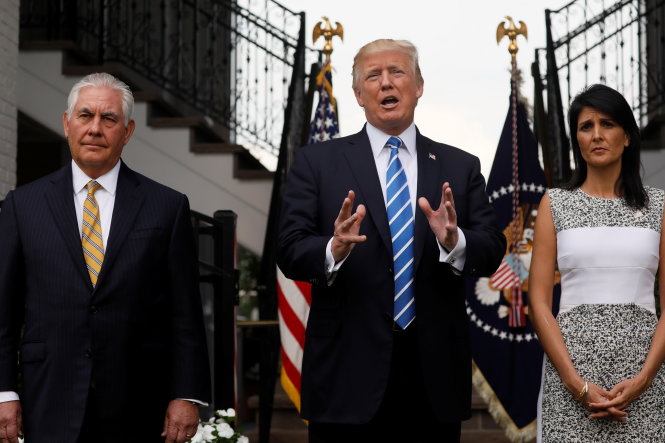 Tổng thống Donald Trump (giữa) vẫn làm việc dù đang đi nghỉ ở sân golf Bedminster tại New Jersey. Trong ảnh: buổi họp báo của ông Trump cùng Ngoại trưởng Rex Tillerson (trái) và đại sứ Mỹ tại Liên Hiệp Quốc Nikki Haley ngày 11-8 - Ảnh: REUTERS