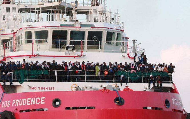Tàu cứu hộ Prudence của tổ chức MSF đưa 935 người di cư được cứu trên biển về cảng Salerno của Ý ngày 14-7-2017 - Ảnh: AFP