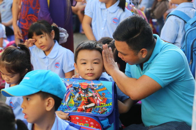 Phụ huynh dặn dò và động viên con tại Trường tiểu học Phú Thọ, Q.11 trong ngày tựu trường - Ảnh: NHƯ HÙNG
