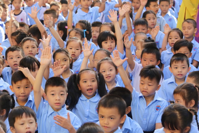 Niềm vui của học sinh lớp 1 Trường tiểu học Phú Thọ, Q.11 trong ngày tựu trường - Ảnh: NHƯ HÙNG
