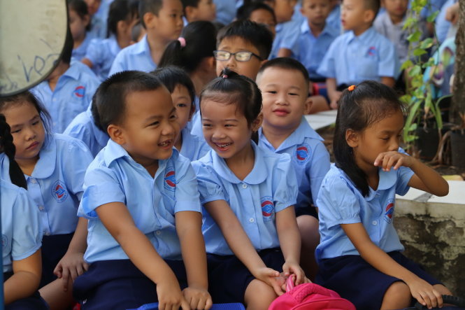Học sinh chuyện trò vui vẻ trong ngày tựu trường tại Trường tiểu học Phú Thọ, Q.11 - Ảnh: NHƯ HÙNG