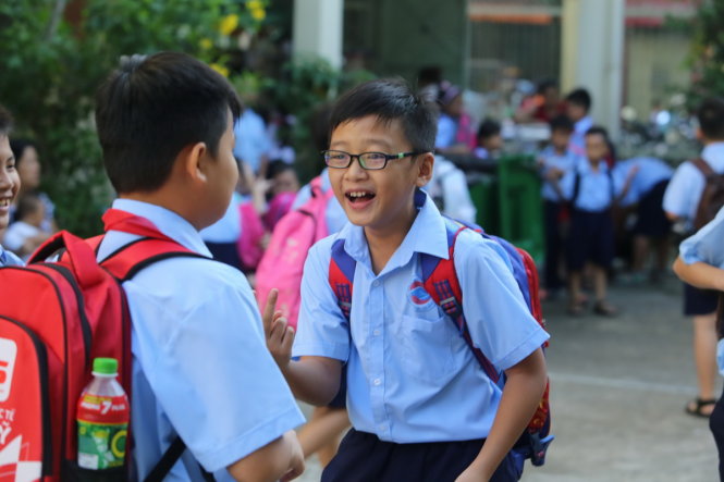 Niềm vui của học sinh Trường tiểu học Phú Thọ, Q.11 trong ngày tựu trường - Ảnh: NHƯ HÙNG