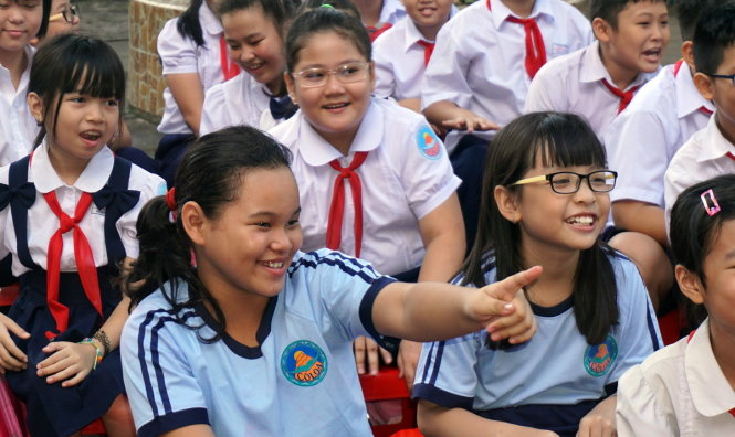 Học sinh Trường tiểu hoc Cổ Loa, quận Phú Nhuận, TP.HCM cười tươi rói khi quay trở lại trường sau gần 3 tháng hè -  Ảnh: H.HG