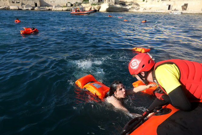 Các thành viên tổ chức NGO Proactiva Open Arms của Tây Ban Nha tập cứu người ở cảng Valletta, Malta ngày 13-8 để chuẩn bị cho chiến dịch sắp thực hiện ngoài khơi Libya - Ảnh: REUTERS