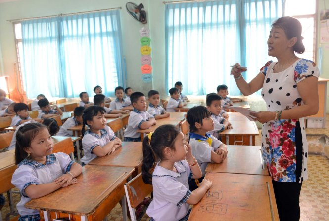 Giáo viên hướng dẫn các bé cách chào hỏi, đi đứng trong môi trường học tập mới - Ảnh: DUYÊN PHAN