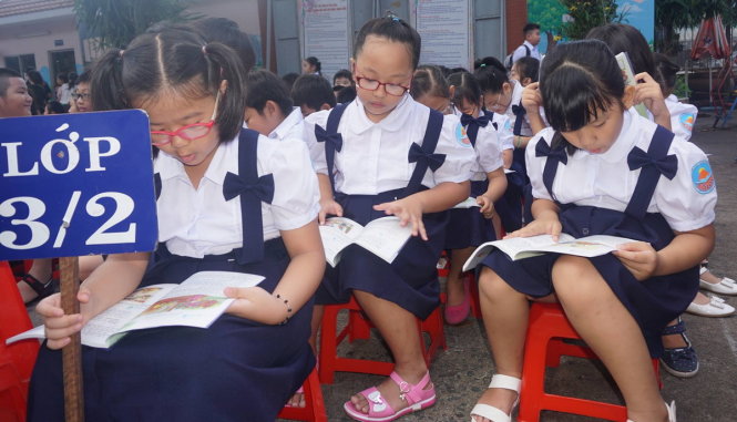 Hình ảnh đặc biệt trong ngày tựu trường ở Trường tiểu học Cổ Loa, quận Phú Nhuận: rất nhiều học sinh lớp 3/2 đã lấy sách Tiếng Việt ra đọc ngấu nghiến bài 1 để chuẩn bị cho bài học đầu tiên trong năm học mới - Ảnh: H.HG