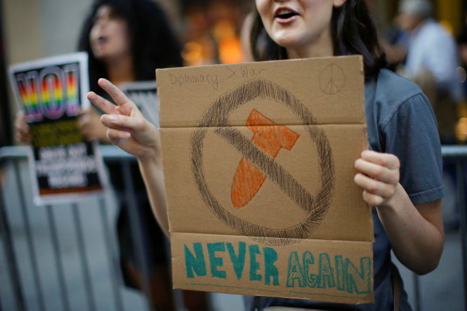 Nhóm người Mỹ biểu tình phản đối nguy cơ chiến tranh với Triều Tiên tại thành phố New York (Mỹ) ngày 9-8 - Ảnh: REUTERS