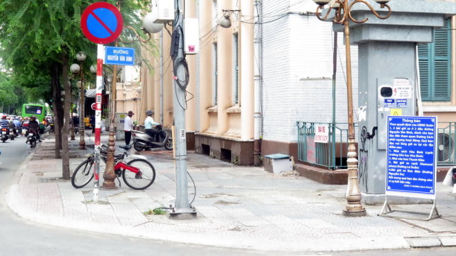 Bãi giữ xe góc đường Nguyễn Văn Bình - Hai Bà Trưng hiện đã ngưng hoạt động - Ảnh: L-Điền chụp lúc 11h ngày 15-8
