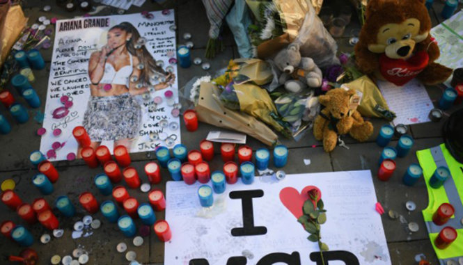 Nến tưởng niệm dành cho những nạn nhân trong vụ đánh bom khủng bố ngày 22-5 trong buổi trình diễn của Ariane Grande - Ảnh: CNN