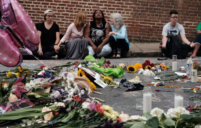Tưởng nhớ nạn nhân thiệt mạng trong vụ bạo lực ở Charlottesville - Ảnh: REUTERS
