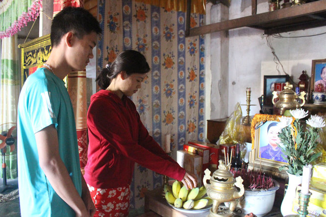 Hai chị em Minh Hiền, Minh Thắng trước bàn thờ mẹ