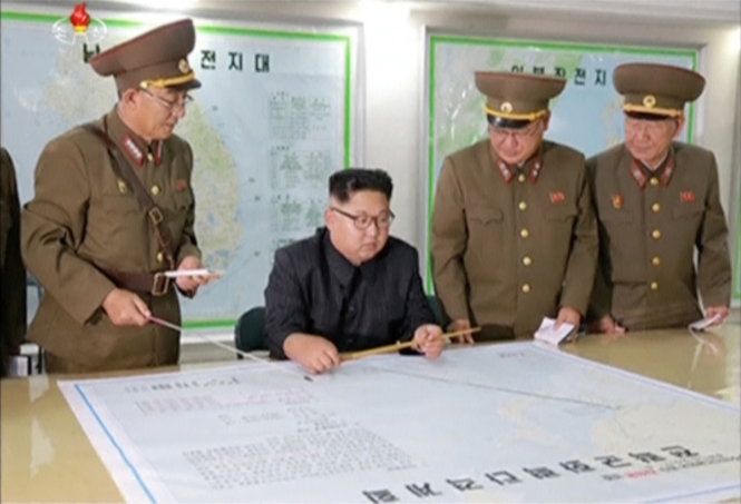 Chính quyền Bình Nhưỡng cho phát đi hình ảnh cho thấy lãnh đạo Kim Jong Un đang nghe tướng lĩnh trình bày kế hoạch tấn công đảo Guam của Mỹ. Một thông điệp để nói rằng Bình Nhưỡng
