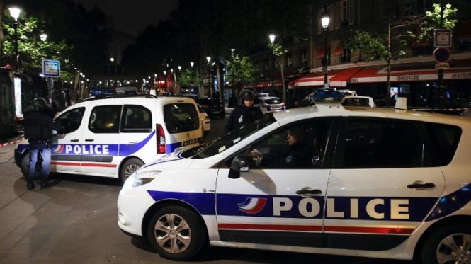 Cảnh sát bao vây hiện trường vụ đâm xe tại Paris - Ảnh: AFP