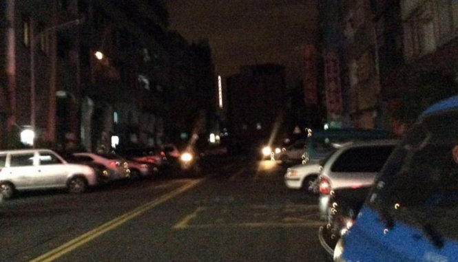 Đường phố vốn sầm uất tại Đài Loan tối thui vì cúp điện trong tối 15-8 - Ảnh: Twitter