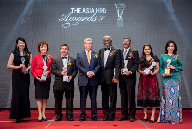 Bà Thanh Nguyễn  (thứ hai từ trái qua) chụp ảnh với các cá nhận được vinh danh tại The Asia HRD Award - Ảnh: ban tổ chức