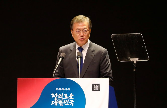 Tổng thống Hàn Quốc Moon Jae In phát biểu tại Seoul sáng 15-8 - Ảnh: REUTERS