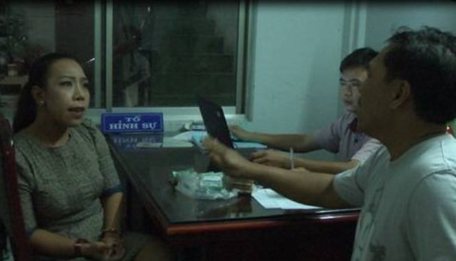 Phạm Lê Hoàng Uyển (trái) tại cơ quan điều tra - Ảnh: PHAN TẠI