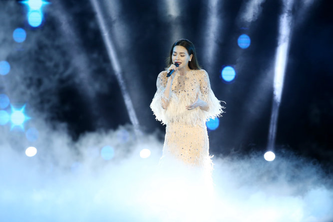 Hồ Ngọc Hà trình diễn ca khúc Keep me in love tại Lễ trao giải Cống hiến 2016 - Ảnh: Gia Tiến